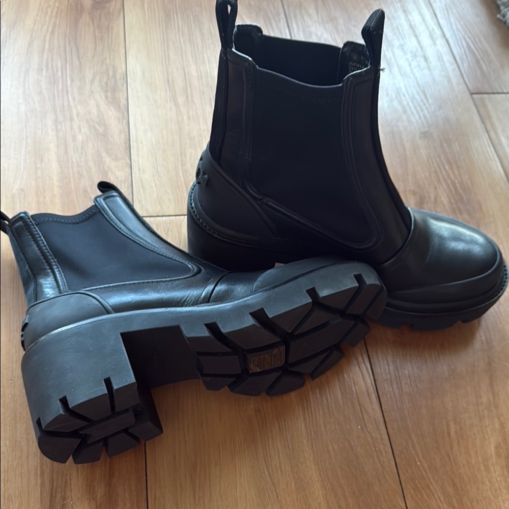 Women's Black Tory Burch Chelsea boots 👢